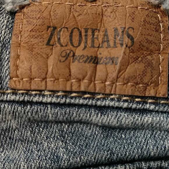 ZCO Jeans Frayed Waist Distressed Exposed Button Fly Midrise Shorts size… - Picture 4 of 12